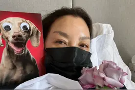 59岁杨紫琼感染新冠！戴口罩躺床上盖薄被，两天前还出席大型聚会图片