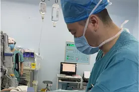 渭南市中心医院骨二科为百岁老人成功实施“右股骨颈骨折人工股骨头置换术”图片