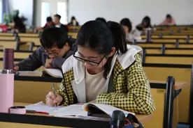 22届高校毕业生首次突破千万，就业难问题突出，名校背景也行不通图片