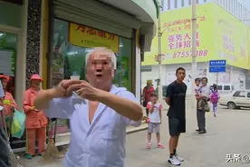 70岁地摊老汉当街掌掴城管怒吼：市容市貌重要，活着就不重要了吗图片