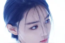 当辣妈张馨予穿上黑丝袜，朋友都说：好看，有气质图片