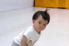 妈妈离世，两个不懂事的女儿在火化间守候，人间心酸莫过于此图片