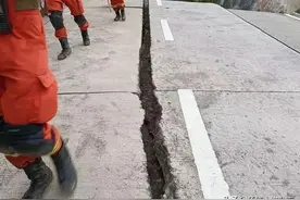 消防队长回顾救援：遇到的第一位遇难者是当地消防员，被余震的恐惧折磨但不能退缩图片