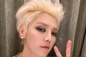 鹿晗晒演唱会后营业照，染金发化烟熏妆开心比V，精致耳钉十分抢镜图片