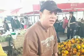 黄渤陈赫现身菜市场，摆摊卖果笑脸相迎，38岁佟丽娅生图好惊艳图片