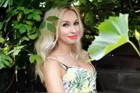 美国60岁大叔为了27岁乌克兰美女漂洋过海，约会后情定乌克兰图片