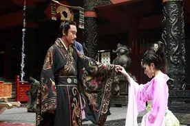 为何秦始皇穿黑龙袍，后世皇帝却穿黄龙袍？专家：他们不敢！图片