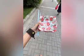孩子考上清华，豪横请全小区的人吃喜饭，邻居拿着碗筷欢快下楼图片