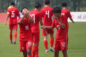 4-2！中国男足创历史，决赛掀翻日本，首夺东亚杯冠军，跪地庆祝图片