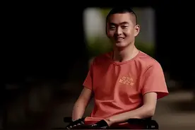 轮椅上的“别样人生”，他用坚韧顽强擦亮军人荣光图片