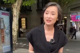 52岁视后黑丝逆天长腿！上海街头惊艳亮相，粉丝直呼：太性感图片
