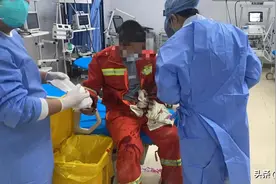 您护民 我护您 | 消防员救火受伤，汉警快骑紧急护送就医图片