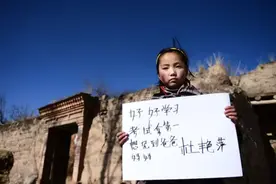 留守儿童：7岁已是家里顶梁柱，独自照顾5岁弟弟，最喜欢周末读书图片