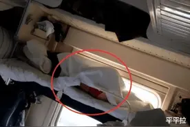 “姑娘，在火车上还是盖好被子吧，小心被对面都看到了”哈哈哈哈图片