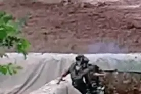 神反应！新兵投弹失手，中队长3秒内救人图片