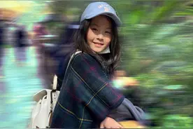 曹曦文母女逛环球影城，8岁欣欣背上万块名牌包！富养女不次李湘图片