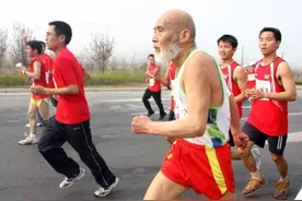 一位99岁的跑者，永不言败的精神图片