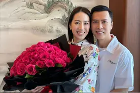 甄子丹晒亲吻照为小18岁老婆庆生，甜喊“世界上最美丽的女人”：我这辈子最希望笑容无时无刻挂在你的脸上图片