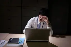 实习律师困在精英版流水线上：工作20小时，律所赚十几万仅拿4000图片