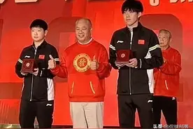 红双喜晚会上，李宁送三枚金章，给孙颖莎、王楚钦、马龙三位图片