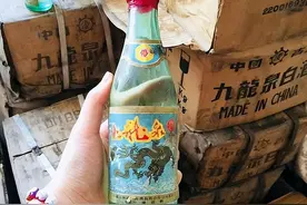 云南58岁老人阁楼上藏酒，20年后打开只剩半瓶，原来藏酒也有门道图片