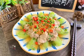 丝瓜7月大量上市，记得使劲吃！蒸一蒸太鲜嫩了，夏日家常好菜图片