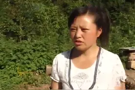 2010年四川祖宅出现怪女人，女孩赶回辨认，发现是失踪22年的母亲图片