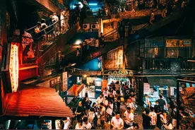 神秘算命先生预言夜总会之劫难，却惹来一场欢乐的调侃图片