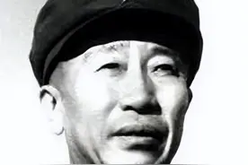 司令员授元帅，参谋长才授少将，元帅火了：那就授我中将顶多上将图片