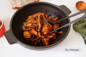 天越冷，这道炖菜越抢手，荤素搭配焖一锅太香了！吃完浑身都暖和图片
