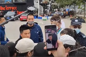 董宇辉被泼水事件后续：女子获得原谅已回家，泼水理由很牵强图片