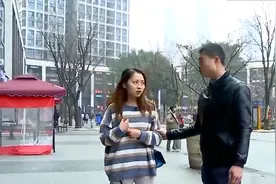奇葩男相亲，对美女和闺蜜动手动脚，还硬塞7元红包表达爱意图片