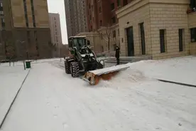 连夜清雪、紧急迎战 哈尔滨物企万余人次清冰雪图片