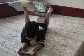河北衡水，男孩边看手机边用脚转枕头，网友：协调能力有点强图片