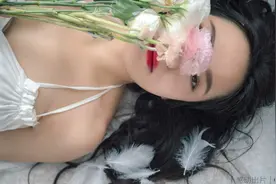去超市购物，男友蹲下系鞋带，售货员拉我到一旁：姑娘长点心吧图片