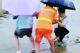 一根长竹竿，关键时有大用！厦门一环卫工用它多次救助游客图片