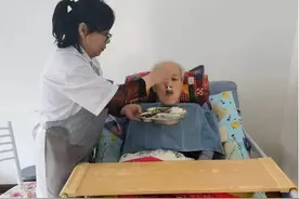 白天做饭，晚上陪睡：这一行业暴露了一些老年人和保姆的微妙关系图片
