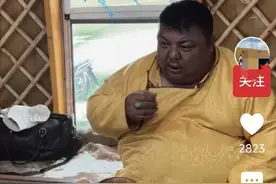 吃播网红恩克半年吃110只羊，眼神呆滞脸黑成炭，网友求他别吃了图片