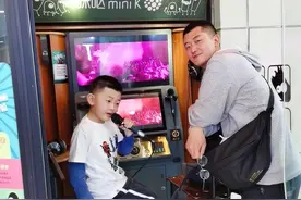 暖心～8岁男孩带生病爸爸去医院图片