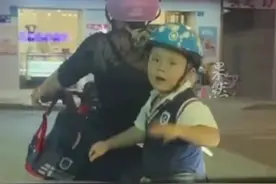 女子等红绿灯偶遇小男孩打招呼，最后被男孩撩到了图片