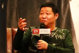 53岁三德子近况，娶小15岁名模当老婆，如今隐居山林幸福自在图片