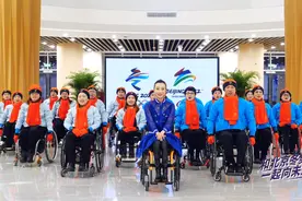 青年舞蹈家刘岩携手市肢残人协会轮椅模特队带来《一起向未来》手势舞图片