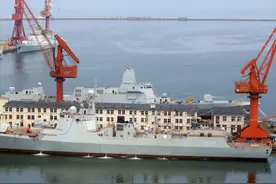 055型驱逐舰有多大？与052D同框才明白，为何美国称为“巡洋舰”图片