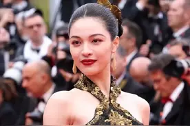 戛纳红毯9天了，女星们都在拼身材，周冬雨穿成纸片，海清水蛇腰图片