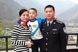汶川地震，敬礼娃娃感动中国，如今少年长成，记者却在7年前去世图片