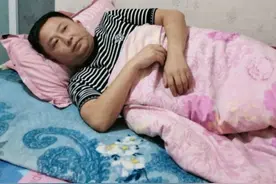 打塔坐氢气球飞走的胡永旭图片