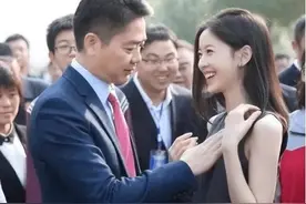 49岁刘强东三胎得子，不陪章泽天坐月子，17岁长子的处境引发热议图片