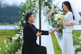 26岁奥运双冠王求婚成功！恋爱10年的美妻颜值爆表，白裙仙气飘飘图片