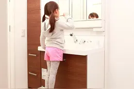 若家有孩子，卫生间记得添置这5种“小用品”，不贵但很人性化图片