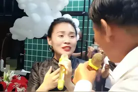 大衣哥为袁庆龙虾馆剪彩，疑送其红玫瑰花，献唱多首歌曲心情好图片